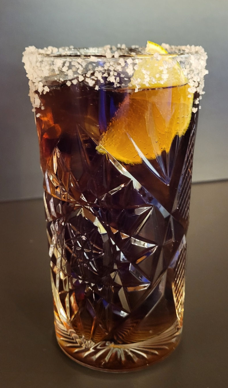 Glas mit Salzrand, Limette und Batanga Cocktail