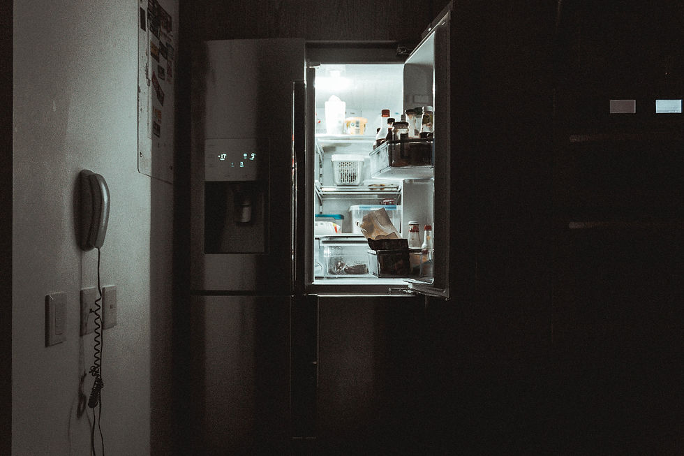 geöffnete Tür eines Kühlschranks für Freezer Door Cocktails