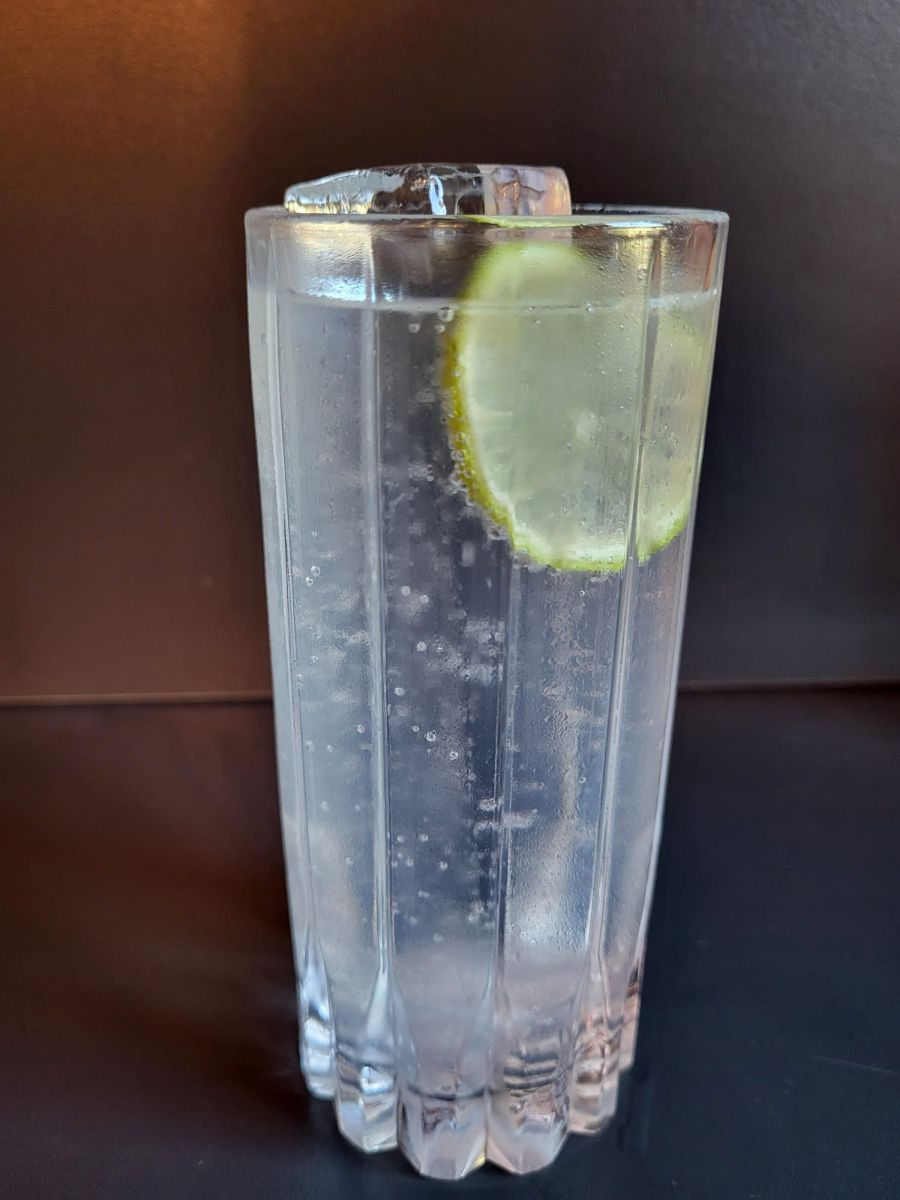 Ranch Water Cocktail in einem Highball Glas mit Limette