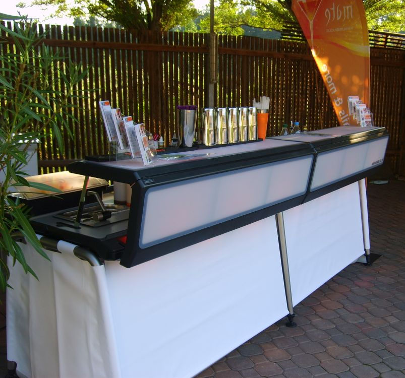 mobile Cocktailbar für ein Event von Mate - Cocktails & More. Cocktaill Catering, Cocktailkurse und vieles mehr von Innsbruck aus im Einsatz.