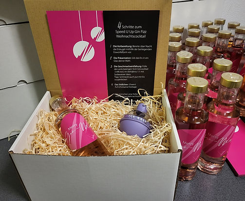 Bottled Cocktails individuell gestaltet als Geschenkidee für Firmenkunden und Mitarbeiter zu Weihnachten