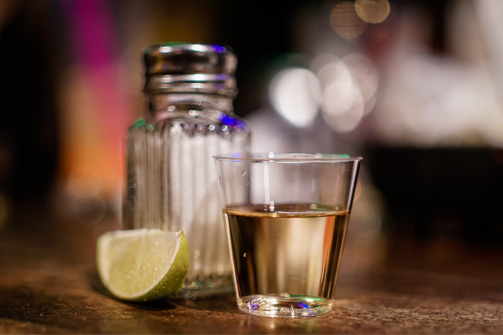 ein glas tequila mit Salz und einem Stück Limette