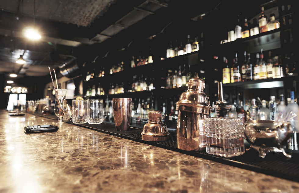 Shaker und Gläser an einer Cocktailbar