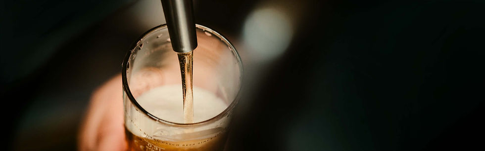 Der Alkoholkonsum Statistik Vergleich zeigt: Die geselligen Runden von 1970 sahen im Bierglas anders aus als heute.