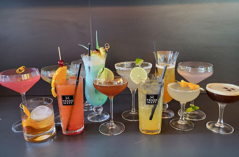 wie viel Zucker ist in einem Cocktail? Bild von verschiedenen cocktails in Gläsern