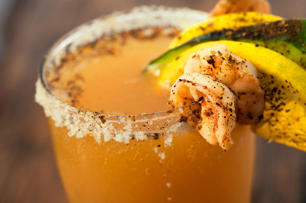 würziger, savory umami Cocktail mit Garnelen und Salzrand
