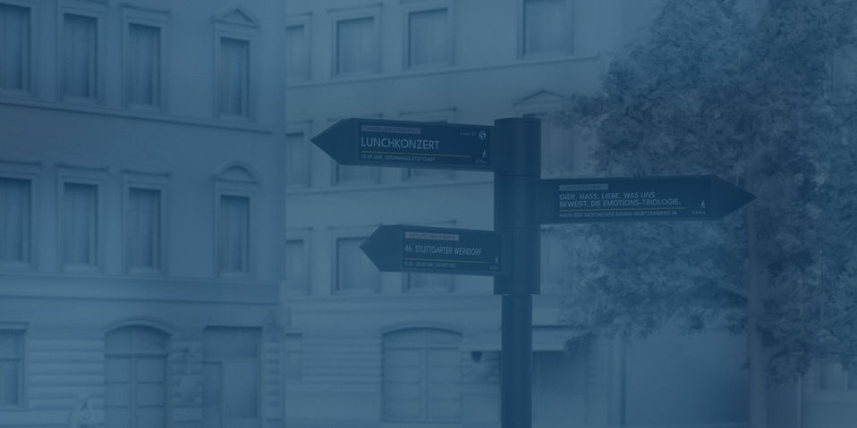 Blau getönte Straßenansicht mit Wegweisern, die zu verschiedenen Orten und Veranstaltungen führen, genutzt als Website-Hintergrund.