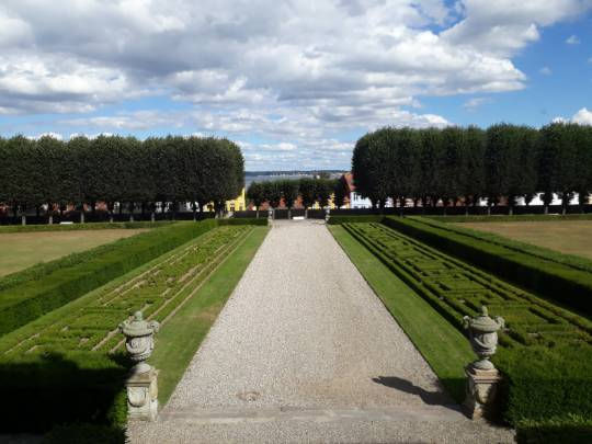 פרק 29: אנשים שמסתובבים בגני טירת מריאנלוסט