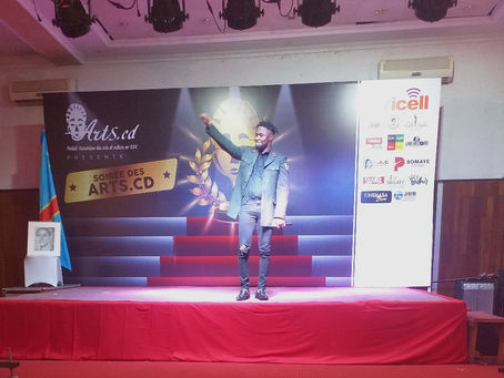 « De loin ou de près, je vous aime » (Ronsia Kukiel, Prix Lokumu Humouriste)