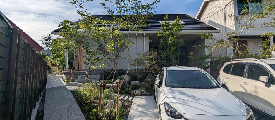 建築に溶け込む自然素材の庭