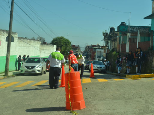 Cruce seguro para los habitantes y estudiantes de la Col. Emiliano Zapata