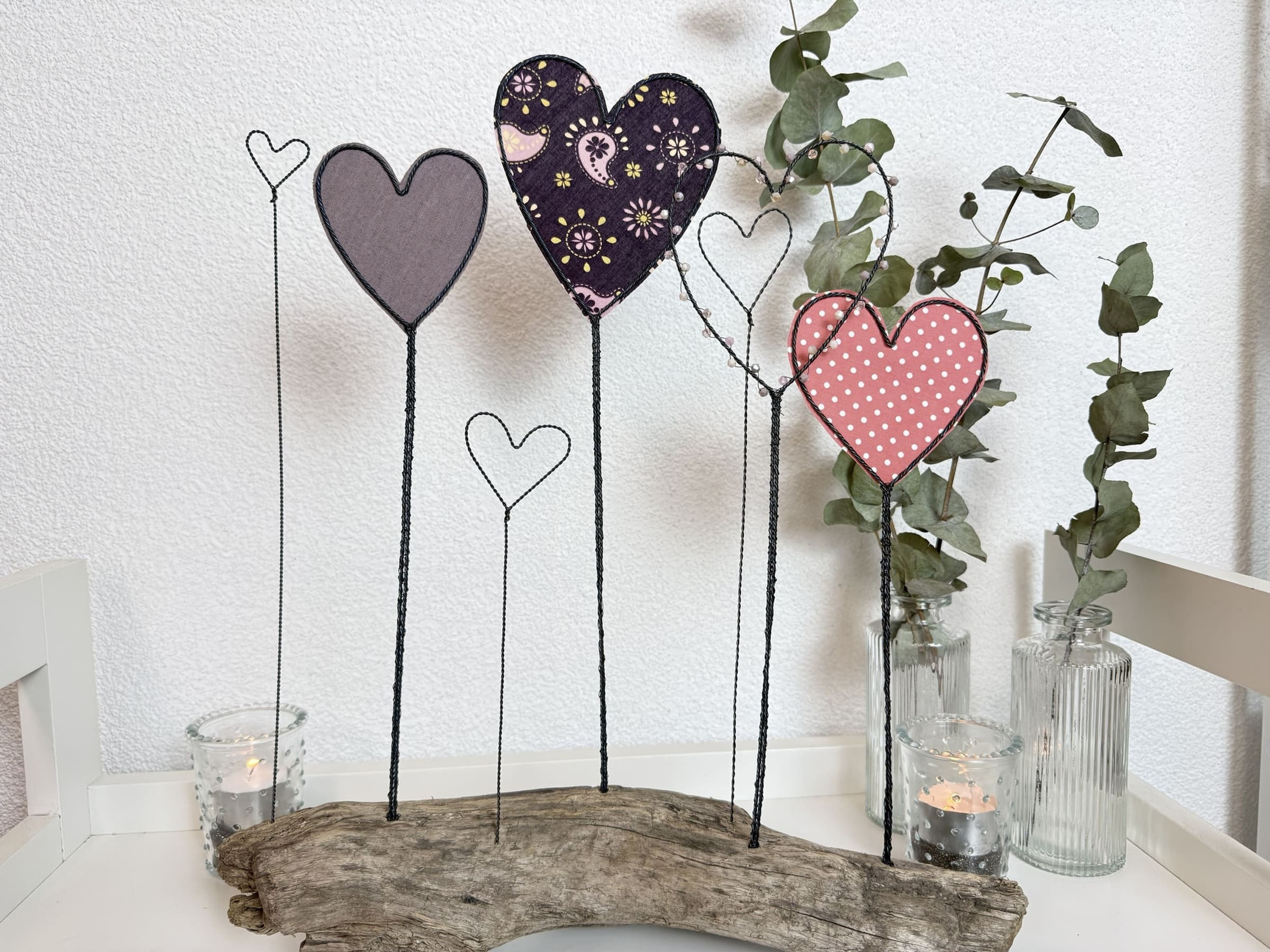 Herzen auf Schwemmholz violett/rosa