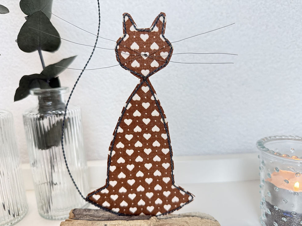 Miniaturbild: Katze auf Schwemmholz braun/weiss