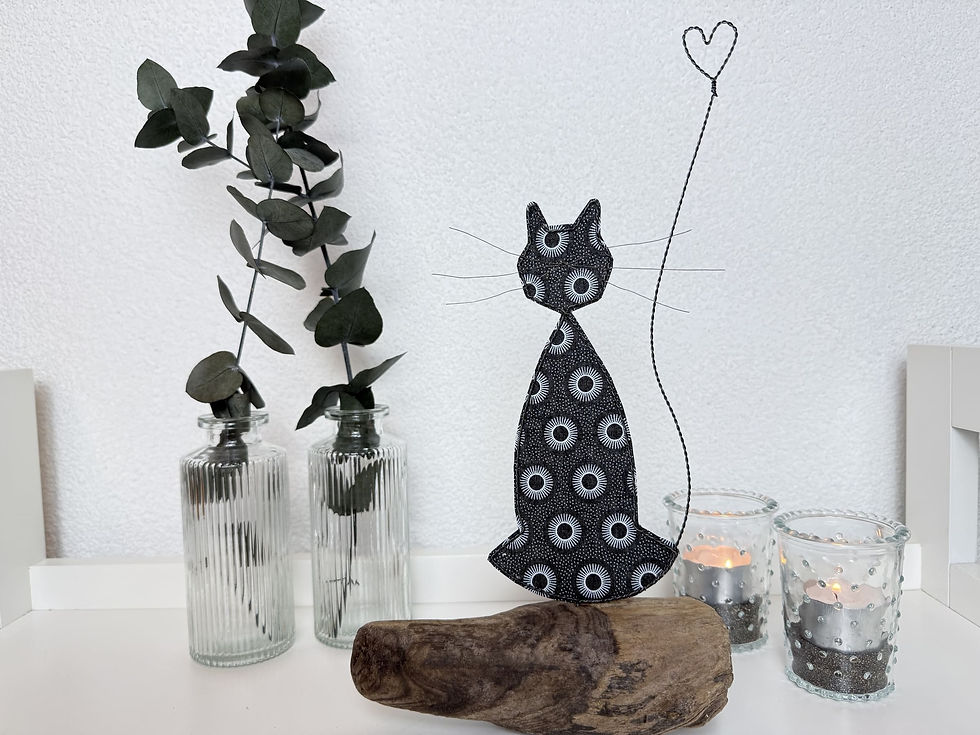 Miniaturbild: Katze auf Schwemmholz schwarz/weiss
