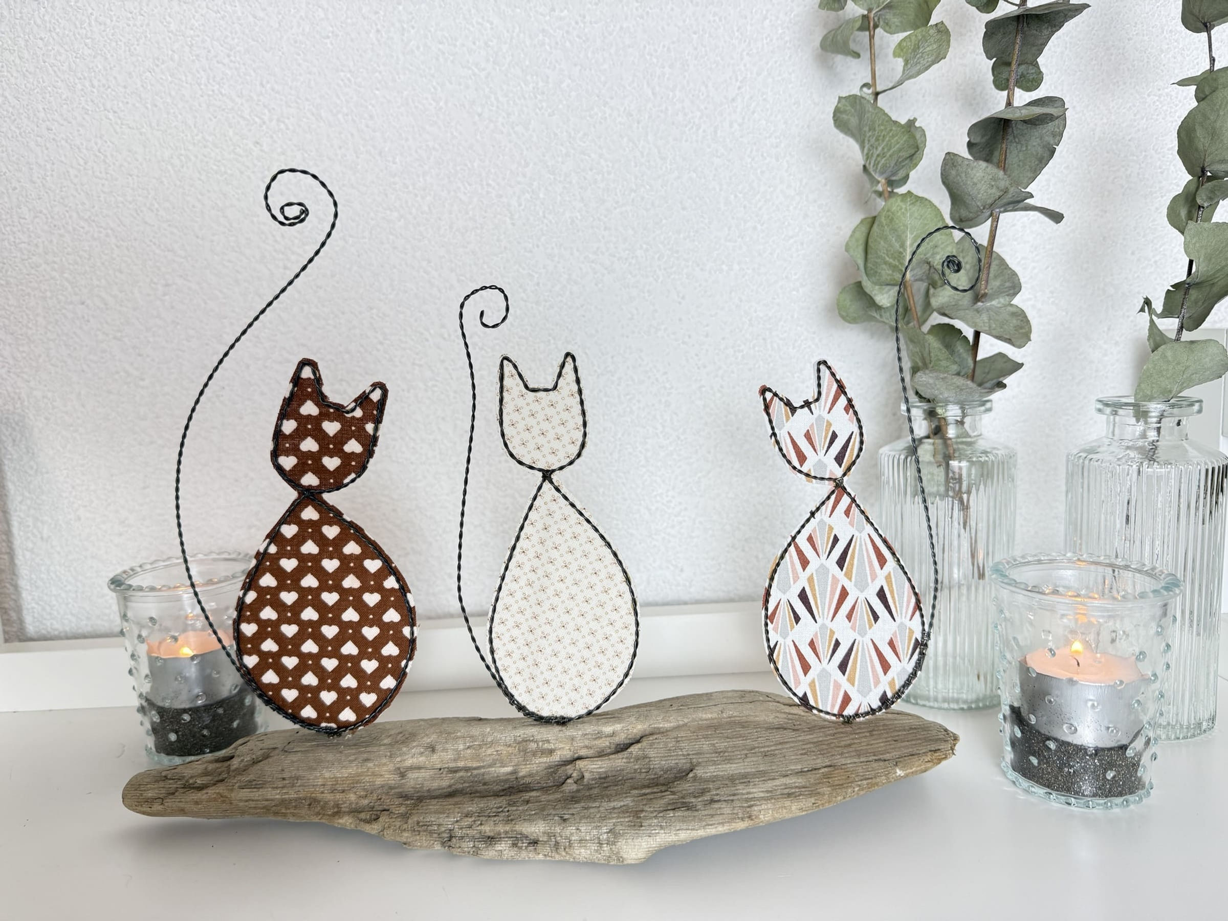 Drei Katzen auf Schwemmholzholz braun