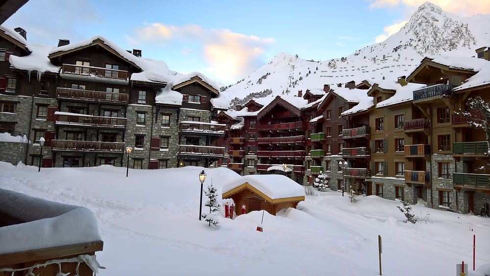 Vue sur le col des Frettes et sur les jardins du Village sous la neige