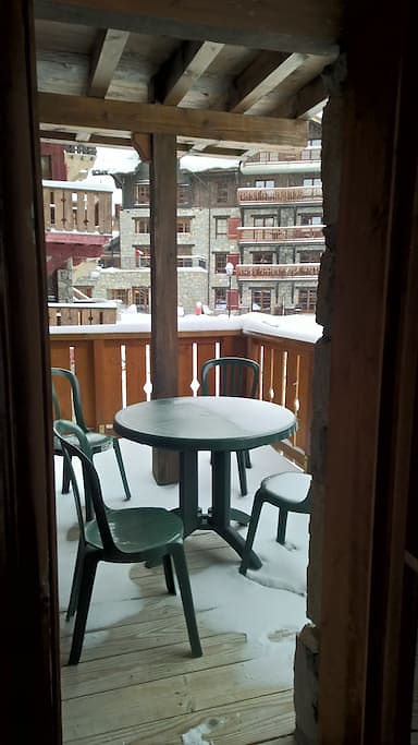 Balcon enneigé d'appartement à Arc 1950