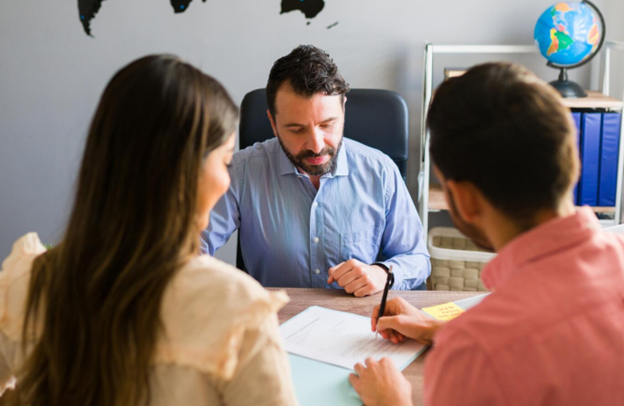 Tarjeta Verde por Matrimonio: Lo Que USCIS No Está Diciendo y Usted Debe Saber