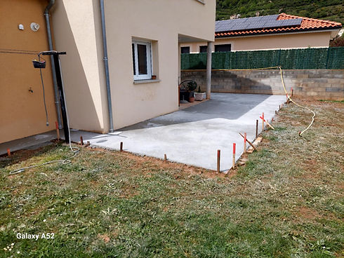 Terrasse en béton désactivé moderne, réalisée à Millau