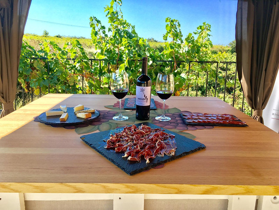 Mendi con aperitivos (outside).jpeg