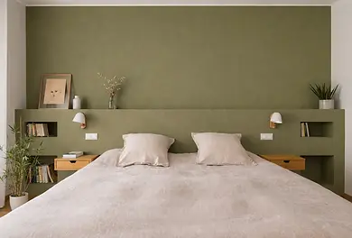 Chambre master avec un muret sur-mesure composé de niches et de tables de chevet suspendues
