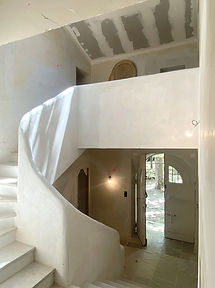 L'entrée de la bastide avec un escalier sur-mesure composé d'un garde-corps maçonné