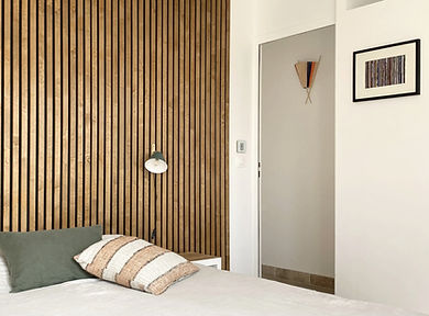 chambre parentale avec un revêtement mural en bois