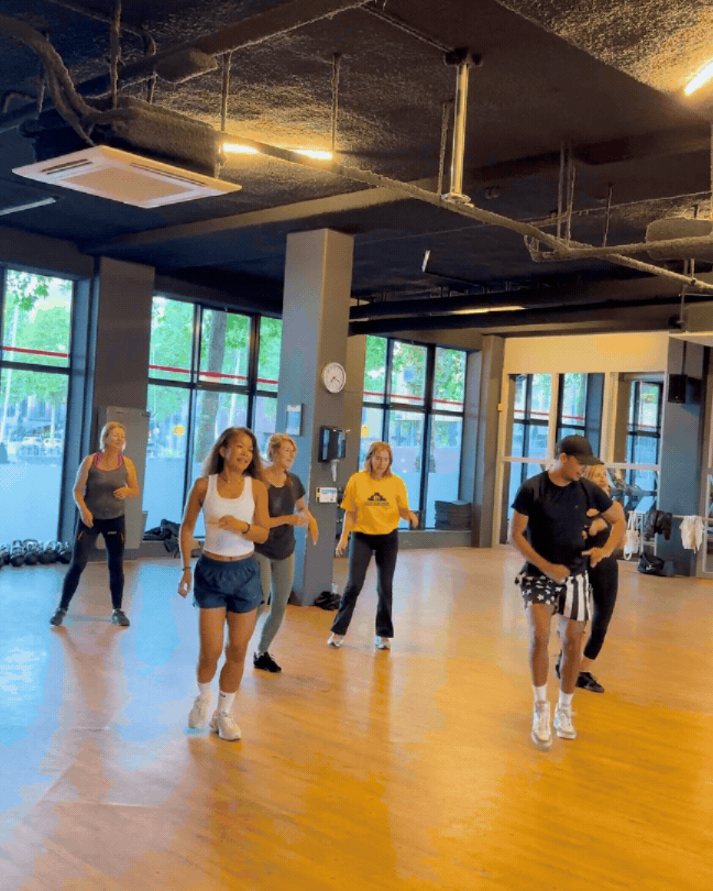 Zumba-lessen-instructeur-vacature-ijburg.gif