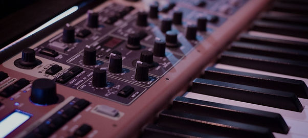 los-8-mejores-teclados-MIDI (1)_edited.j
