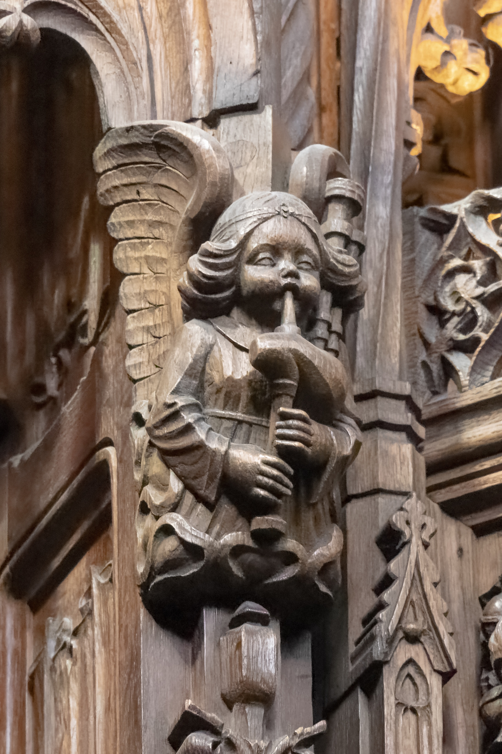 Stone angel, bagpipes, St. Giles Cathedral