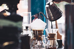 Service du café dans un bar ou restaurant ou hôtel