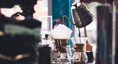 ドリップコーヒーを注ぎます