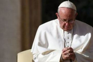 PAPA-FRANCISCO-Reza-273x182.jpg