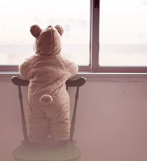 Barn i en björndräkt