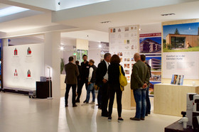 Ausstellung "Heimat der Holzbaukunst" bei Einrichten Schweigert.