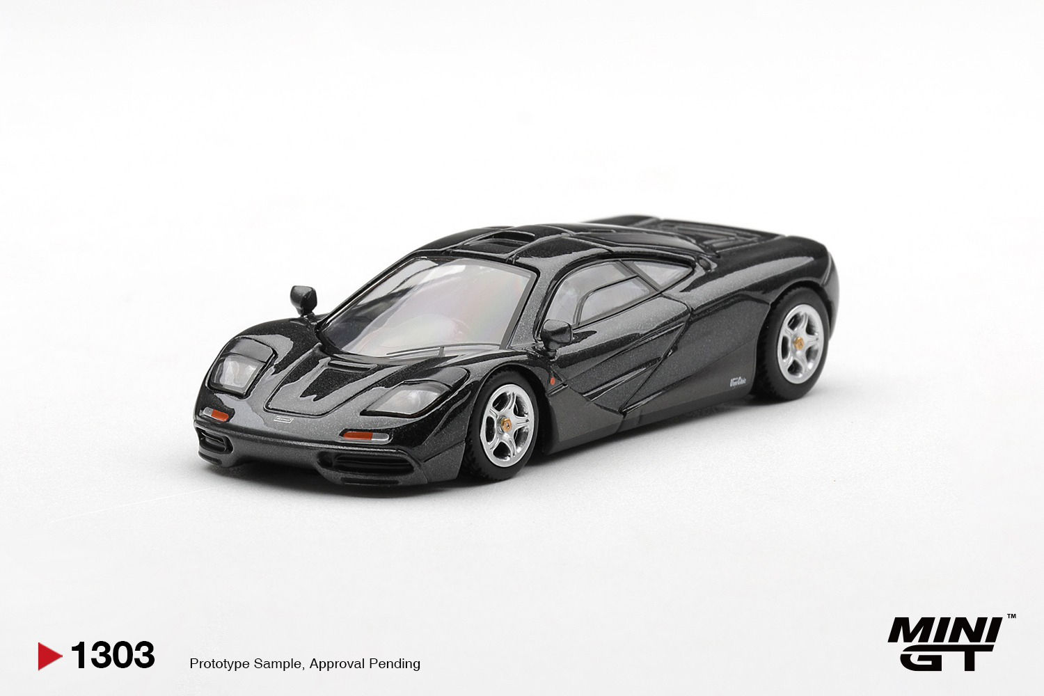 MiniGT - 1303 McLaren F1 Blue Black Metallic