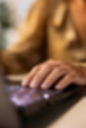 Utilisation d'un ordinateur portable pour l'assistance numérique et la configuration informatique.