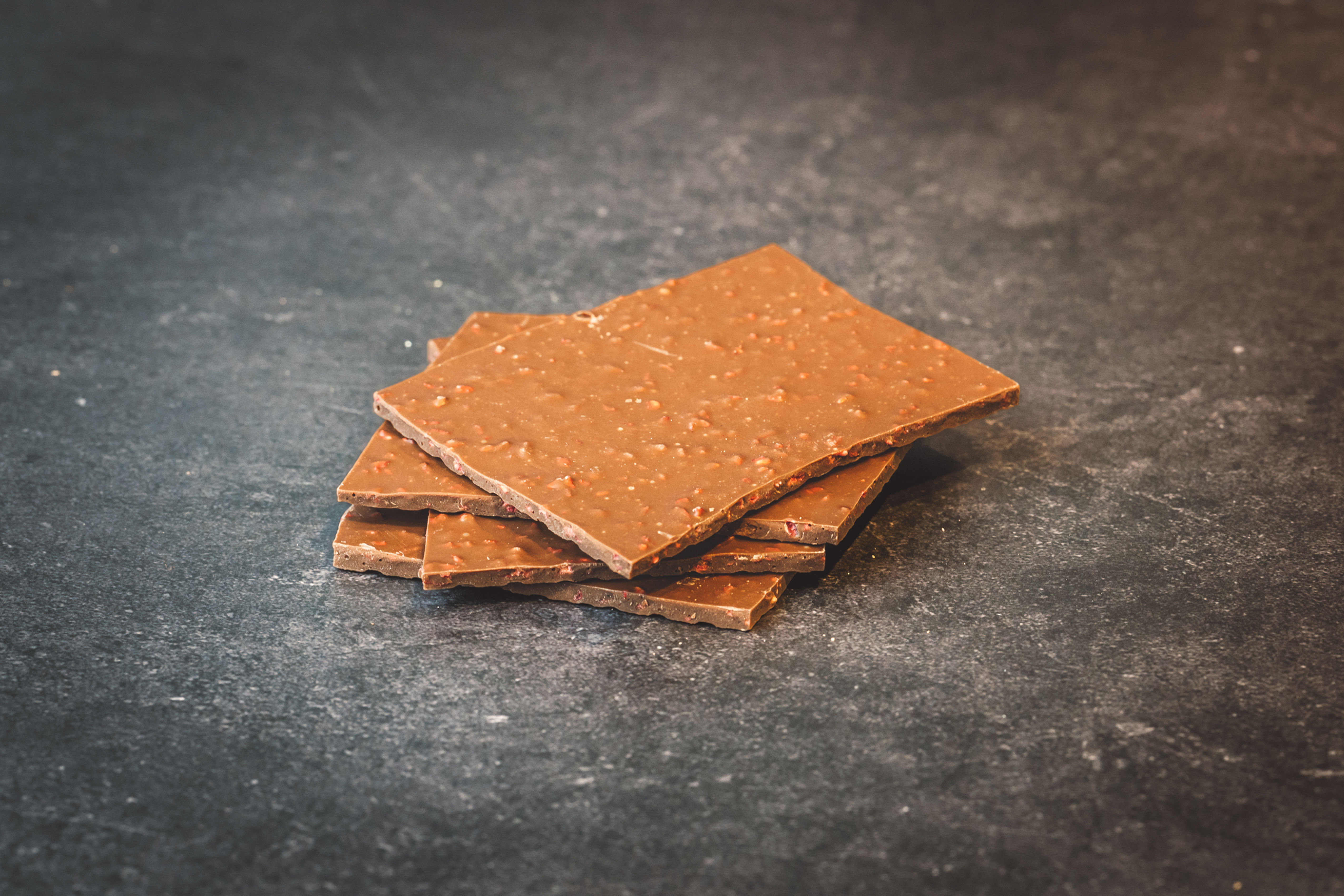 Himbeer Crisp Vollmilch Bruchschokolade der Chocolaterie Amelie