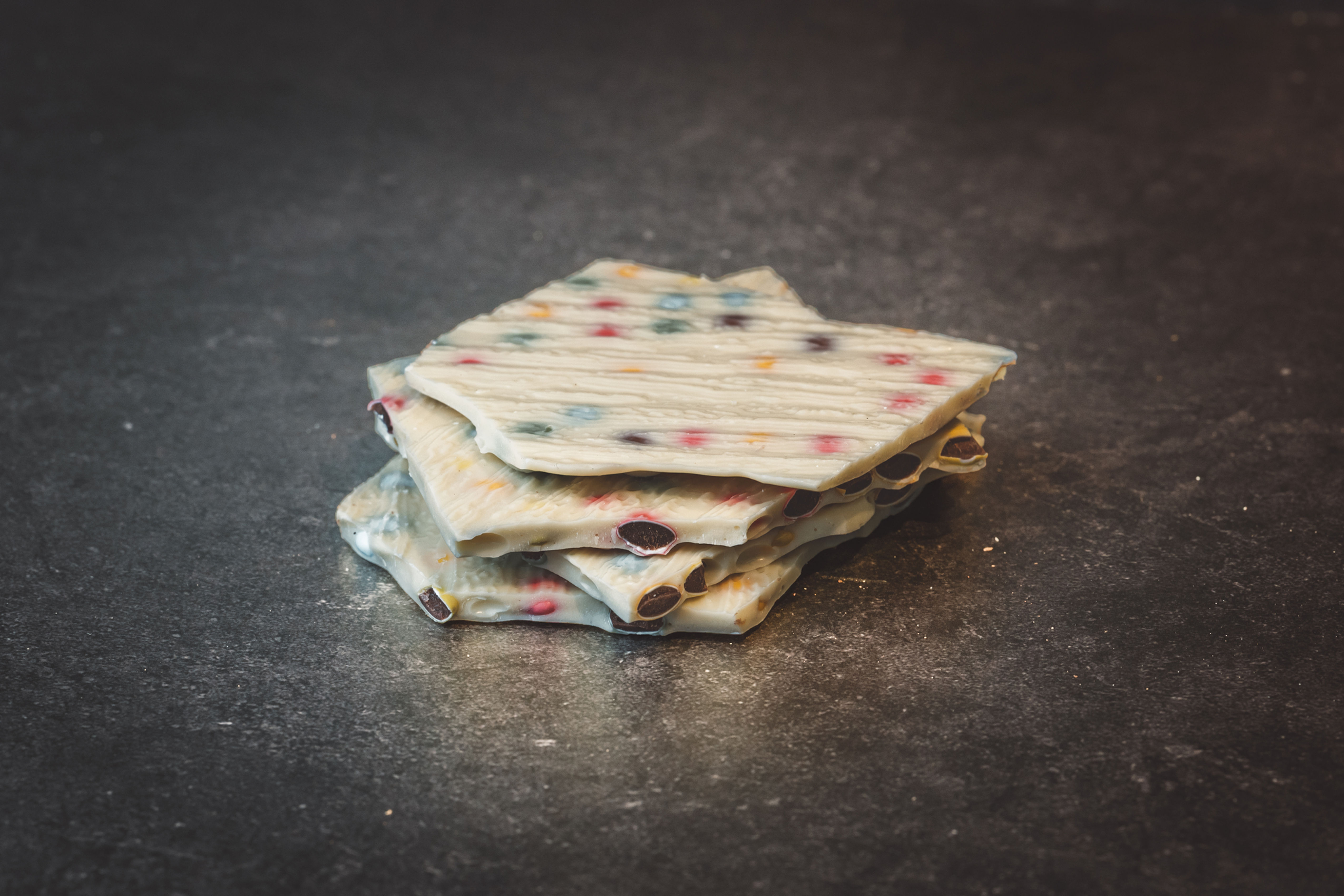 Schokolinsen in weißer Bruchschokolade