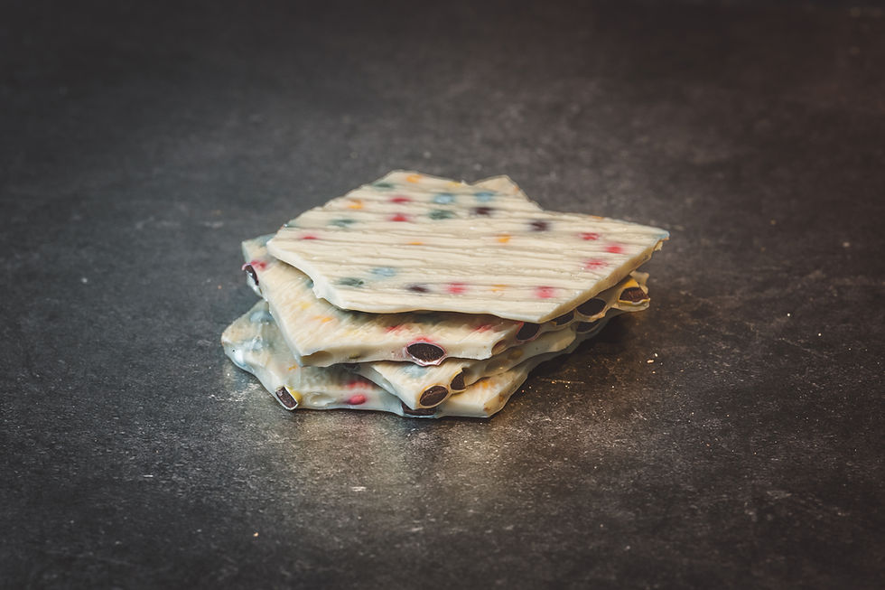 Schokolinsen in weißer Bruchschokolade