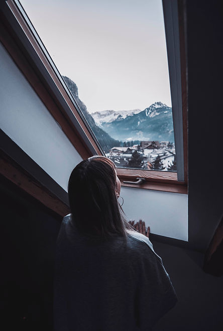 Jeune fille regardant par la fenêtre