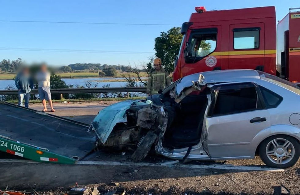 Carros parados na BR-116 em Cristal após acidente entre carreta e veículo de passeio