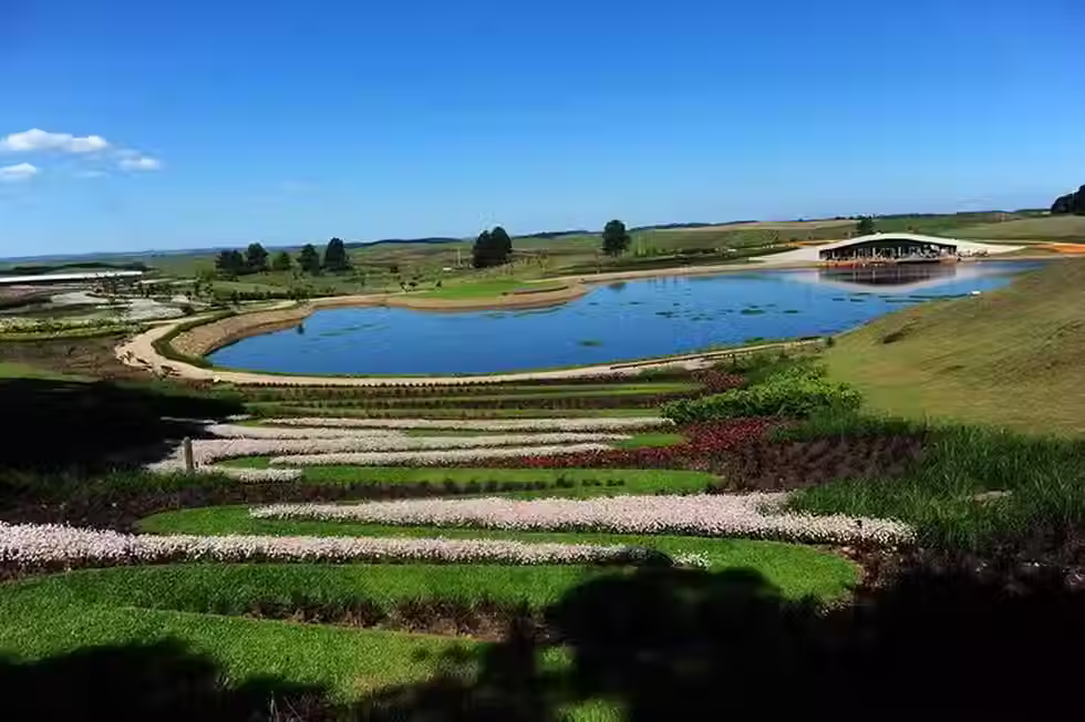 Carrinho elétrico sendo retirado de lago após acidente fatal no Mátria Parque de Flores, em São Francisco de Paula, RS