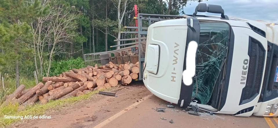 Caminhão carregado de pinus tombado na SC-160 em São Roque, Santa Catarina