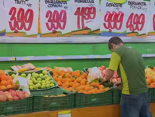 Supermercado no RS exibe aumento dos preços da cesta básica em 2025, com café, carne e manteiga entre os itens mais caros