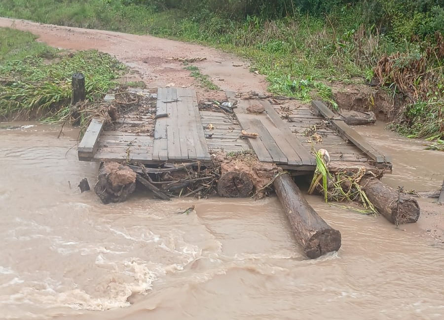 Chuvisca: chuvas destroem cabeceira de ponte na Costa do Pinheiro