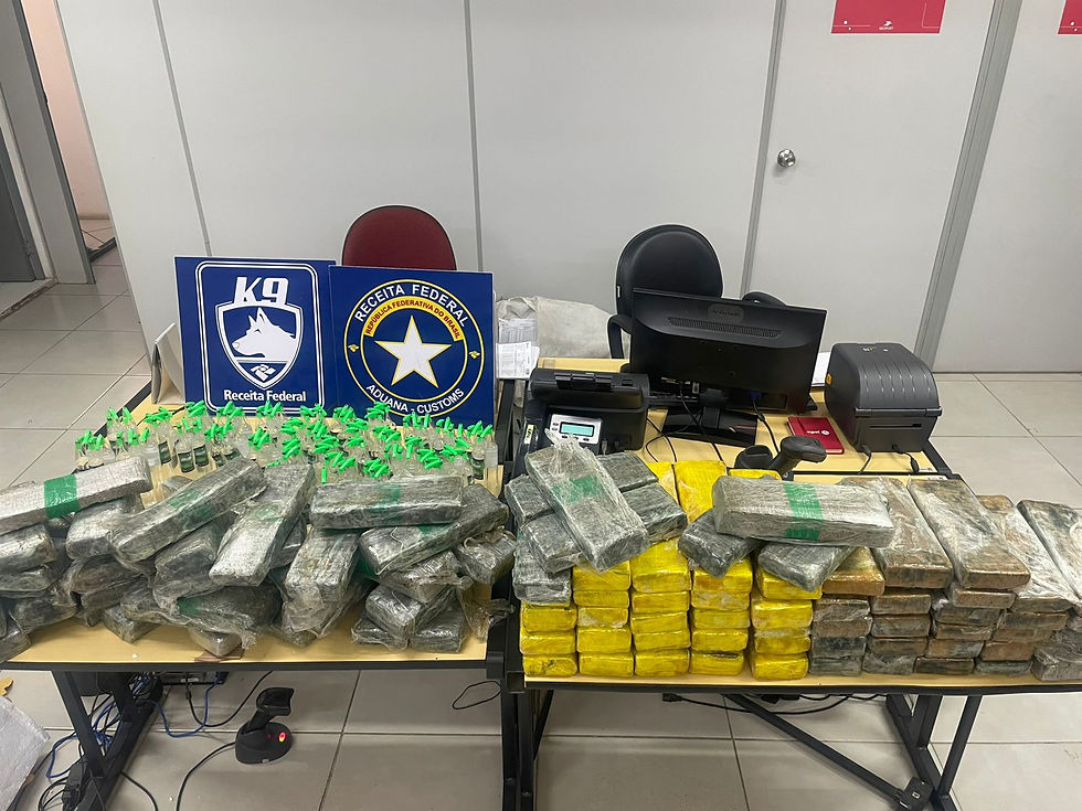 Servidores da Receita Federal mostram tabletes de haxixe e frascos de lança-perfume apreendidos em operação na Grande Porto Alegre