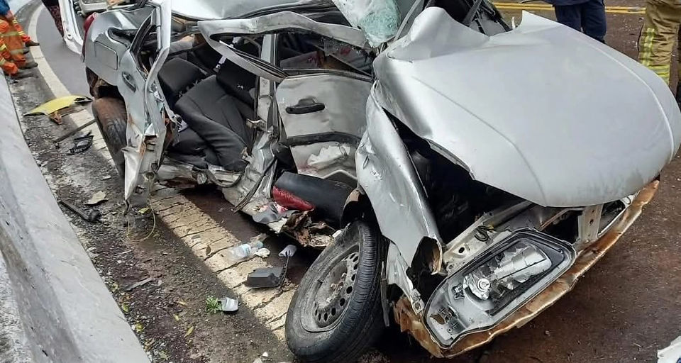 Acidente grave na BR-116 em Vacaria com carro destruído após colisão com caminhão