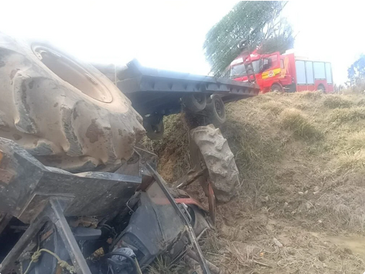 Trator capotado após acidente fatal que matou Adenir Fontanive em Mirim Doce
