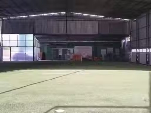 Local do crime onde homem foi morto a tiros durante jogo de futebol em quadra no bairro Três Vendas, em Pelotas